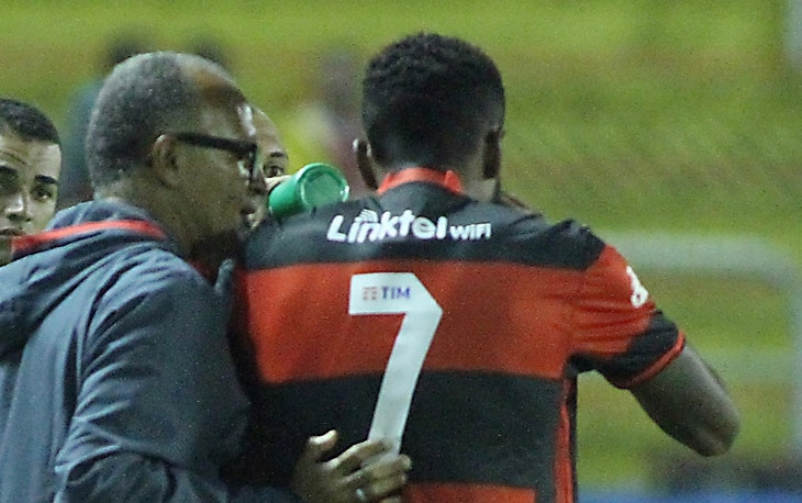 A Linktel teve a sua marca estampada nas costas da camisa do time no jogo contra o Fortaleza. Foto: Gilvan de Souza.