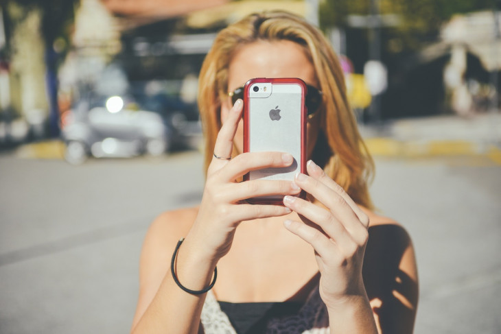 A Veek, nova operadora móvel virtual, será focada especialmente em jovens. Foto: Pexels.