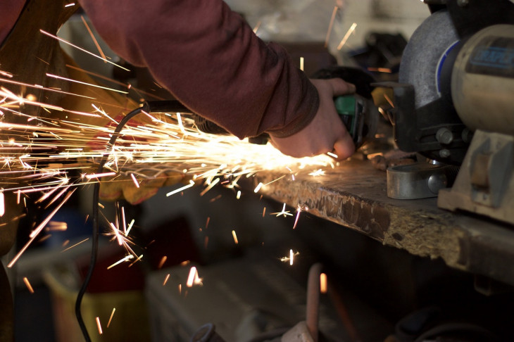 Empresa de Santa Catarina estão aplicando medidas de reduções de jornada e salários. Foto: Pixabay.