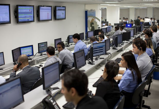 Atendentes em call center. Foto: divulgação.
