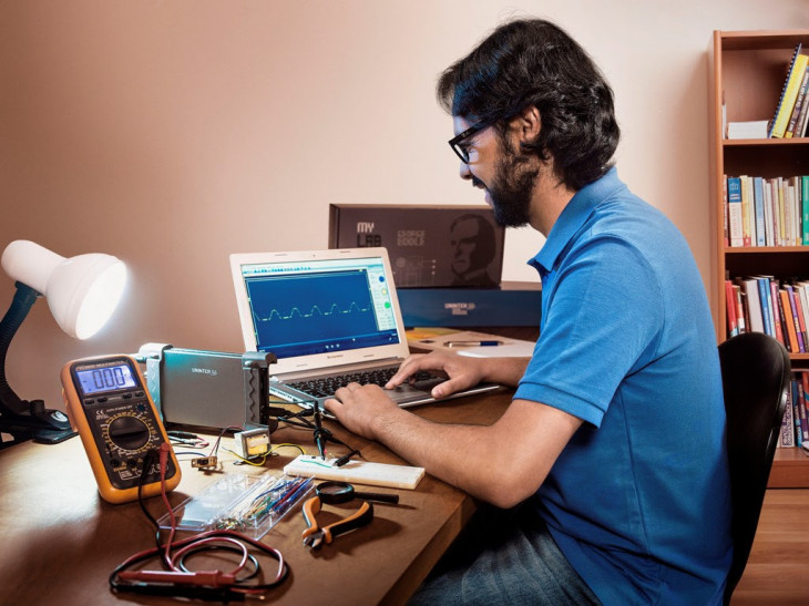 A Uninter oferece kits para a prática laboratorial focada em eletricidade. Foto: Divulgação.