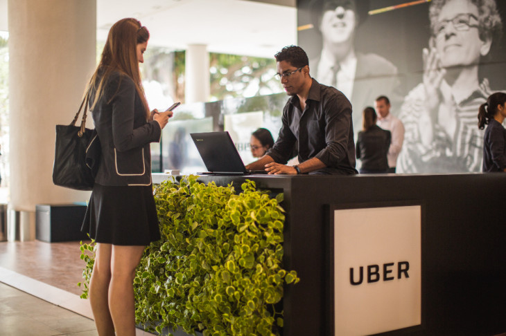 Passageira no lounge do Uber. Foto: divulgação Uber.
