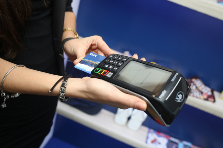 Cartão serve para transporte público e pagamentos. Foto: Visa.