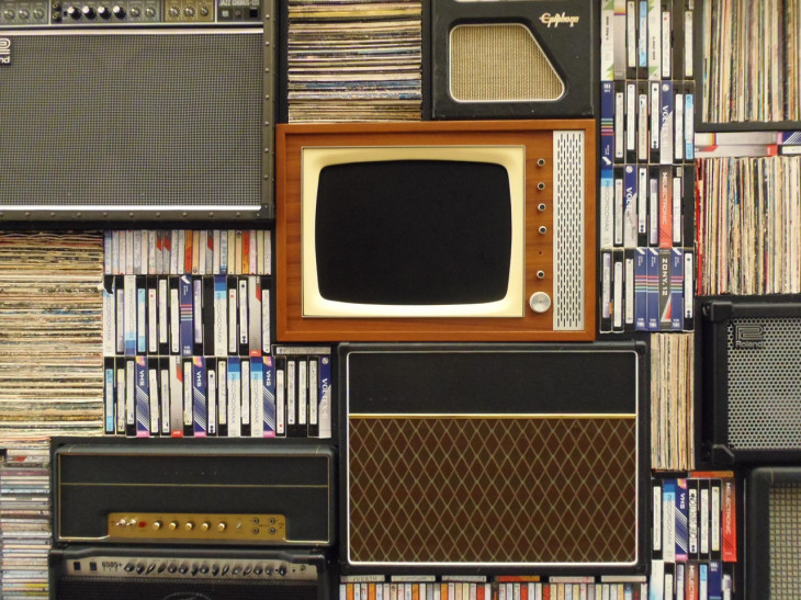 O OldFlix oferece filmes e séries antigas, principalmente das décadas de 1940 a 1990. Foto: Pexels.