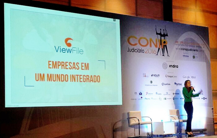 Aline Deparis, CEO da Maven, apresenta a solução. Foto: Divulgação.