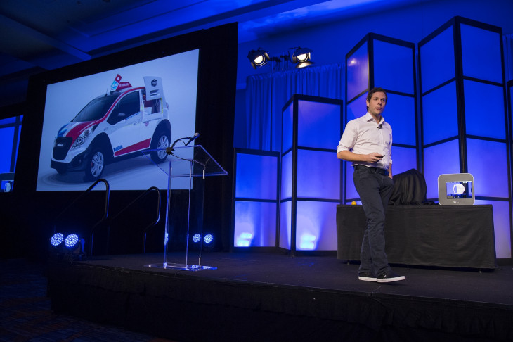 Justin Fishkin, no palco durante o SolidEdge University.