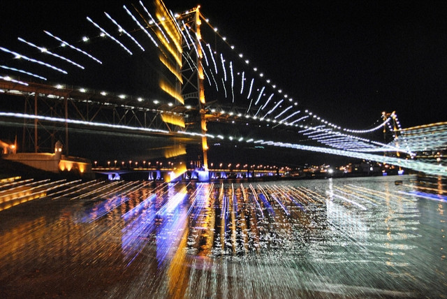 Vista noturna da ponte Hercílio Luz, em Florianópolis. Foto: flickr.com/photos/alineavila