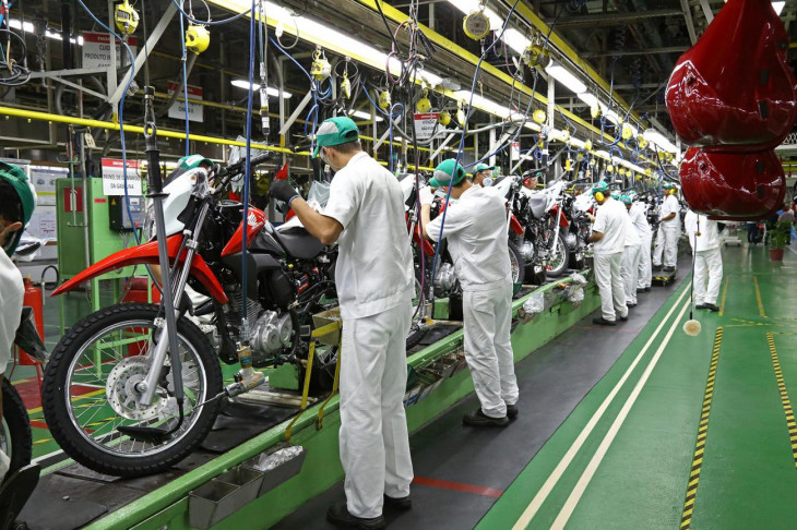 Funcionários na linha de montagem da Honda.