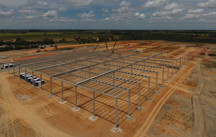 A fábrica da Placas do Brasil está em construção e deve iniciar sua operação em 2018. Foto: Divulgação.