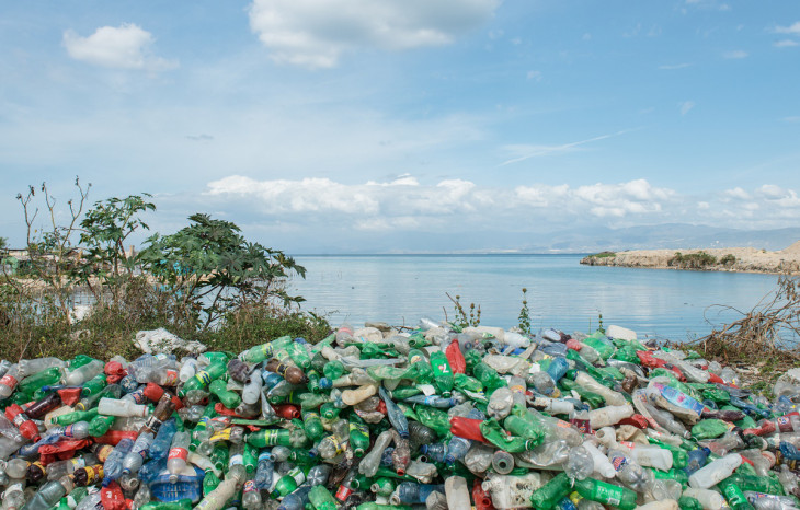 Resíduos que entrariam nos oceanos serão reciclados pela Dell para fabricar embalagens. Foto: Divulgação.