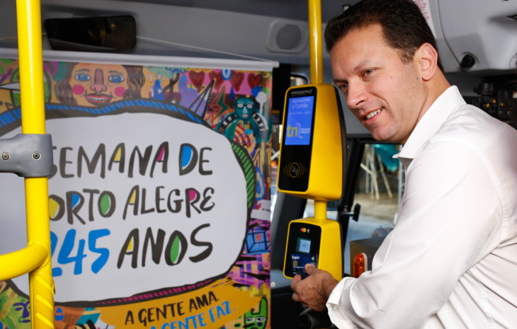 Nelson Marchezan Jr, prefeito de Porto Alegre, testou o sistema da Autopass. Foto: Cesar Lopes/PMPA.
