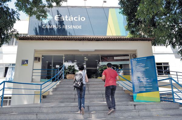 Alunos da Estácio em uma unidade da instituição. Foto: divulgação.