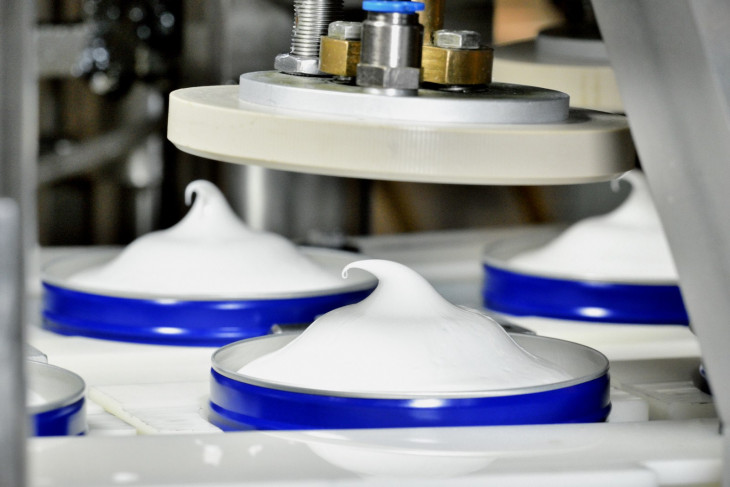 Creme da Nivea durante a fabricação. Foto: divulgação.