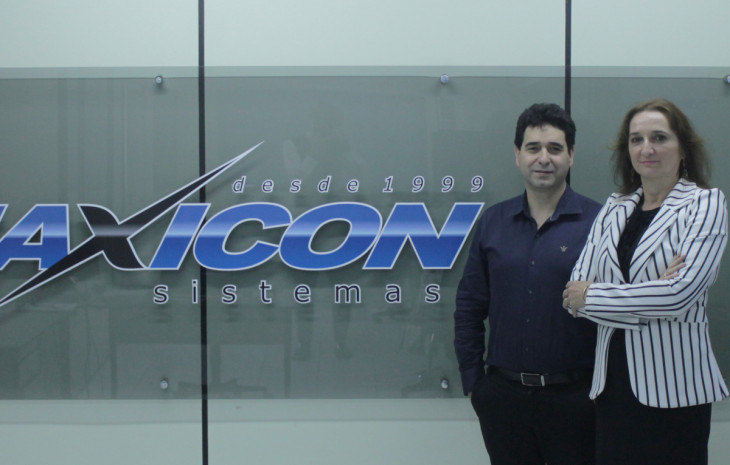 Anaide Holzbach, diretora executiva, e Edson Fidelis, diretor de produtos da Maxicon. Foto: Divulgação.