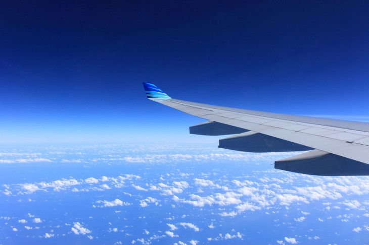 A UFRJ conta com a realidade virtual para combater o medo de avião. Foto: Pexels.
