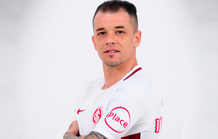 A camisa com o patrocínio da iPlace será utilizada no jogo contra o Atlético-MG pela Primeira Liga. Foto: Divulgação.