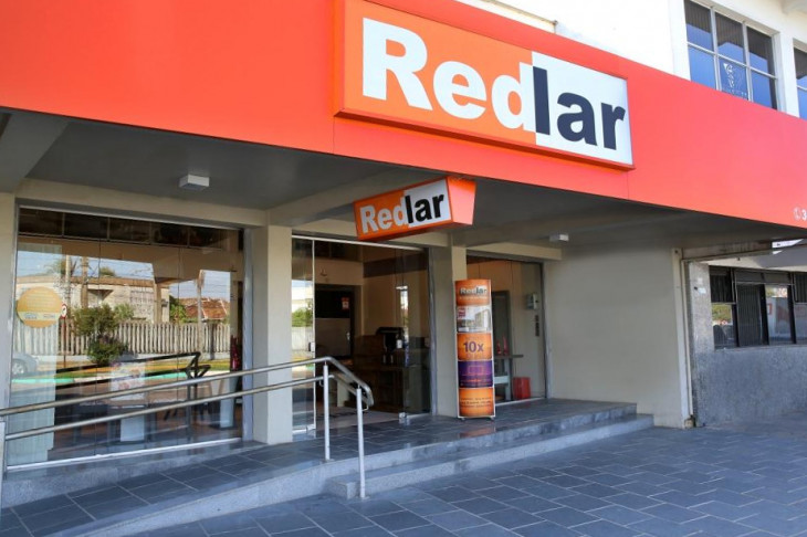 A Redlar é uma rede de lojas de varejo especializada em móveis e ambientes planejados.  Foto: Divulgação.