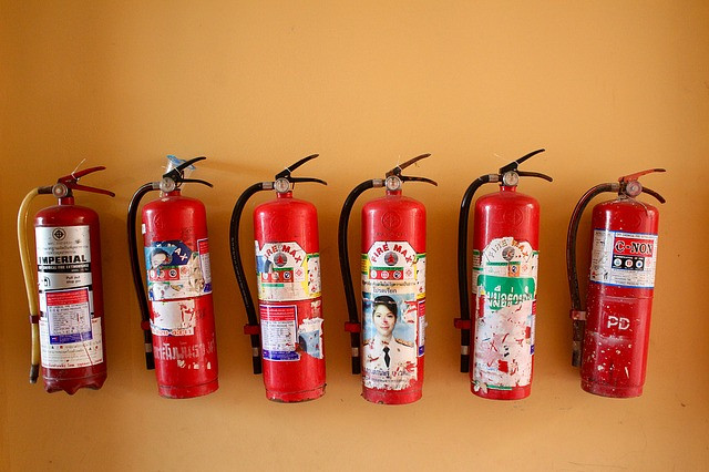 Acionamento acidental de extintores causou falha. Foto: Pixabay.