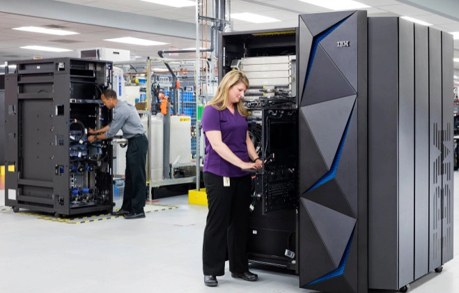 Novos mainframes da IBM tem grande capacidade de criptografia. Foto: IBM.