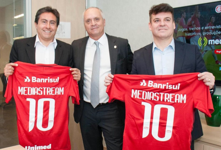 Representantes da Mediastream com o presidente do Inter, Marcelo Medeiros.