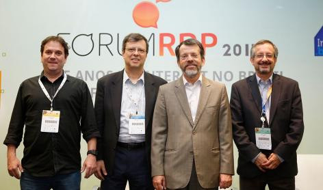 Representantes da Ustore e RNP depois da assinatura do acordo.