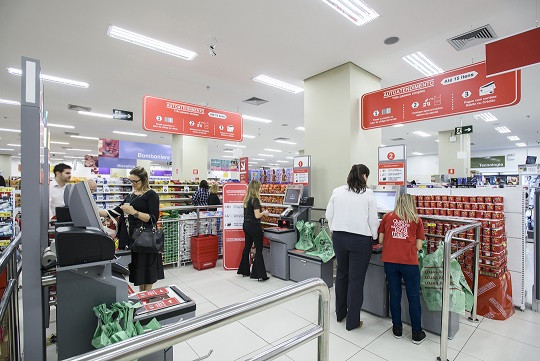 Terminais de self checkout da Perto na Lojas Americanas. Foto: divulgação.
