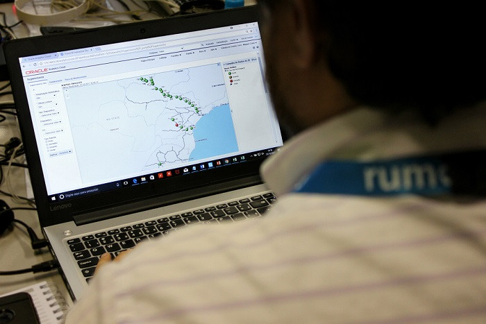 Profissionais da Rumo acompanham status dos trens ao vivo. Foto: Divulgação.