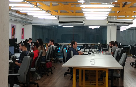 O OasisLab Innovation Space reúne coworking, laboratório de soluções e espaço para eventos. Foto: Divulgação.