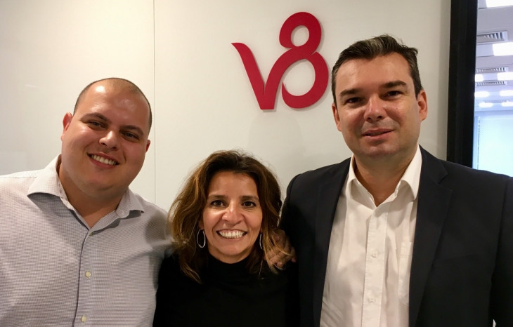 Danniel Sobral e Graci de Melo, diretores da V8, e Alexsandro Salmazo, da Oracle. Foto: Divulgação.