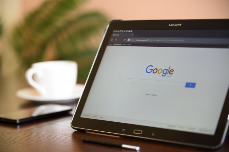 O Google pode direcionar o conteúdo oficial do governo a quem pesquisar sobre a reforma na internet. Foto: Pexels.