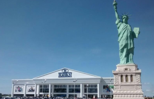 Parte das novas lojas deve contar com a famosa reprodução da Estátua da Liberdade da Havan. Foto: Divulgação.