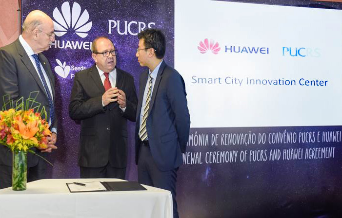 A PUC-RS e a Huawei renovaram o convênio entre as instituições. Foto: Bruno Todeschini – Ascom/PUCRS.