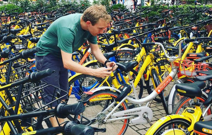 Ariel Lambrecht publicou uma foto testando um sistema de bicicletas em Pequim, em 2017. Foto: Reprodução/Facebook.