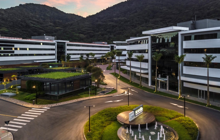 O SC 401 Square Corporate fica no norte da ilha de Florianópolis.Foto: Divulgação-Rogerio Amendola.
