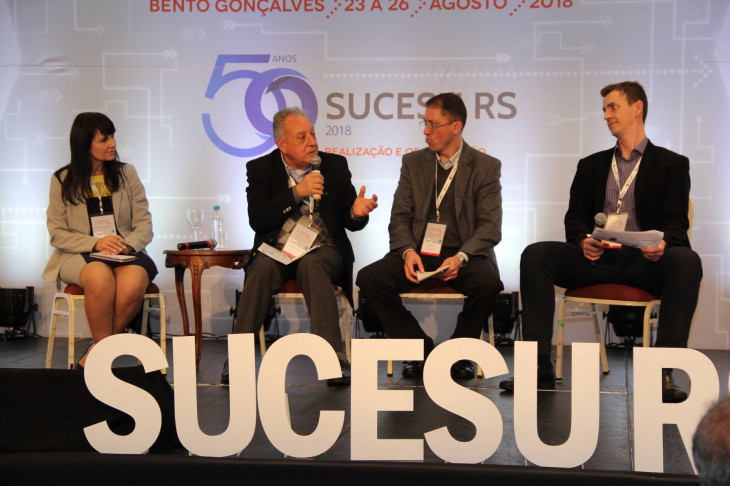 CIOs durante debate em evento da Sucesu-RS.