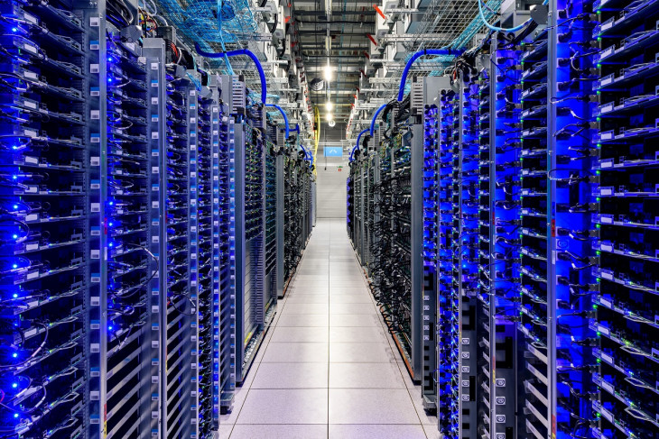 Interior de um data center do Google, em algum lugar. Foto: Google.
