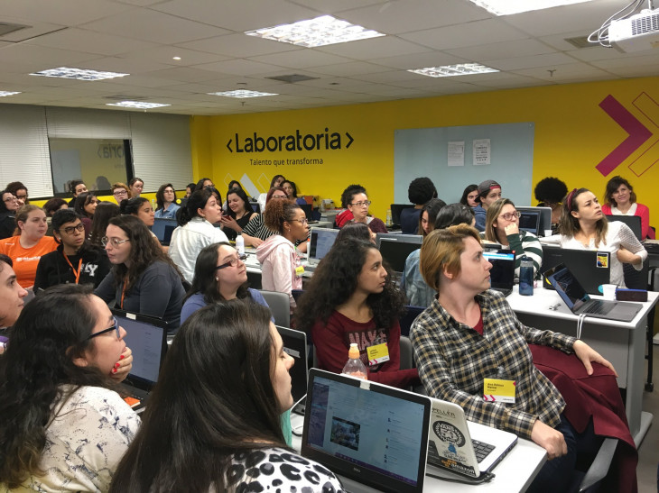 A Laboratoria oferece uma capacitação para mulheres focada em desenvolvimento front-end. Foto: Divulgação.