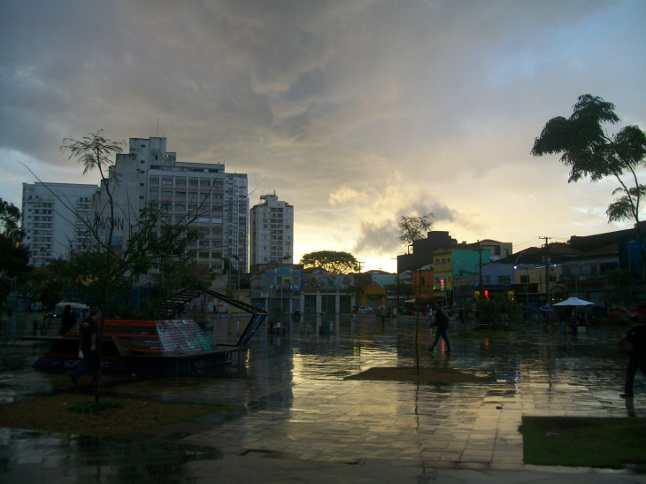 Largo da Batata, molhado pela garoa paulista. Foto: Wikipedia.