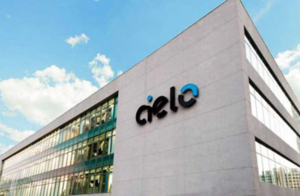 A Cielo acaba de lançar o LIO+, equipamento “2 em 1” que reúne smartphone e maquininha de cartão. Foto: Divulgação.