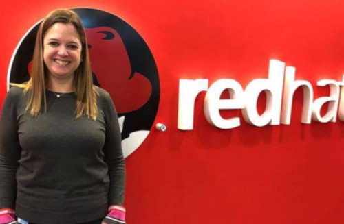 Cláudia Pereira é a responsável pelo setor de Customer Success para clientes da base de São Paulo da Red Hat. Foto: Divulgação.