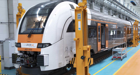 Trens no centro de manutenção da Siemens.