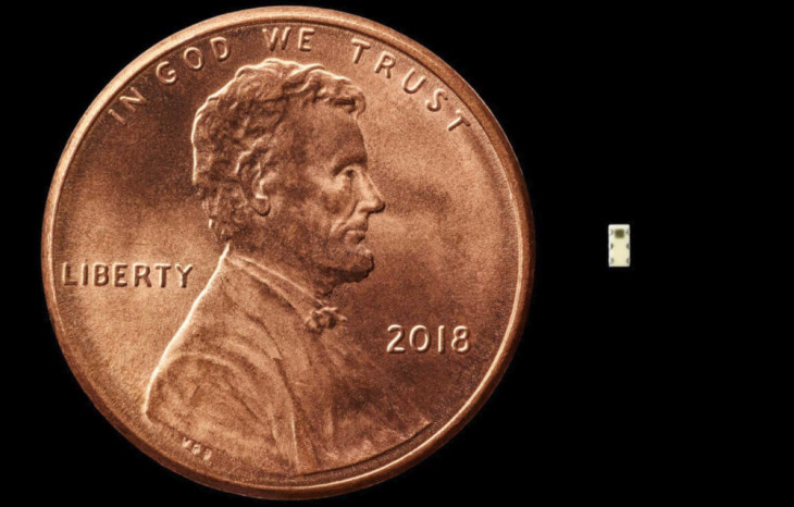 O chip utilizado para espionagem tem o tamanho aproximado de um grão de arroz. Foto: Victor Prado para Bloomberg Businessweek.