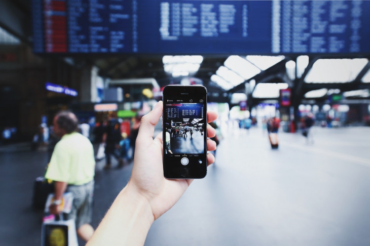 O uso de redes wi-fi de hotéis e aeroportos tem risco menor atualmente. Foto: Pexels.