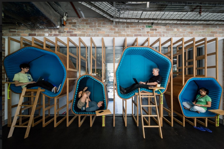 Funcionários do Google em poses malandras no escritório da empresa em Sydney, Austrália.