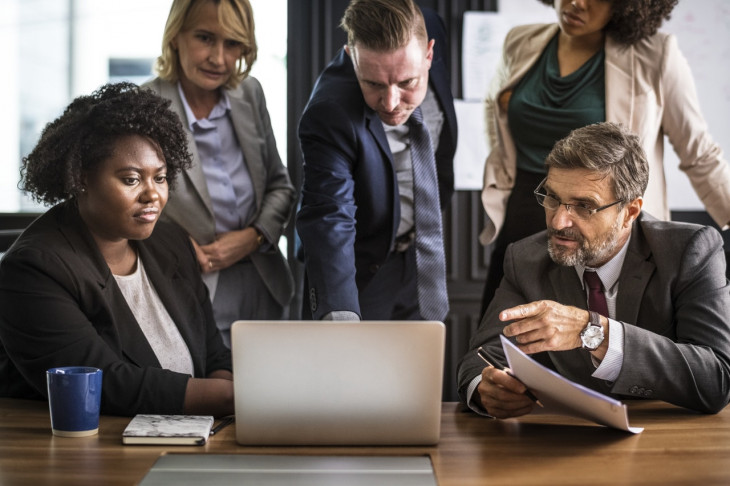 Você sabia que os líderes financeiros gastam até 24% de suas horas de trabalho em reuniões? Foto: Pexels.