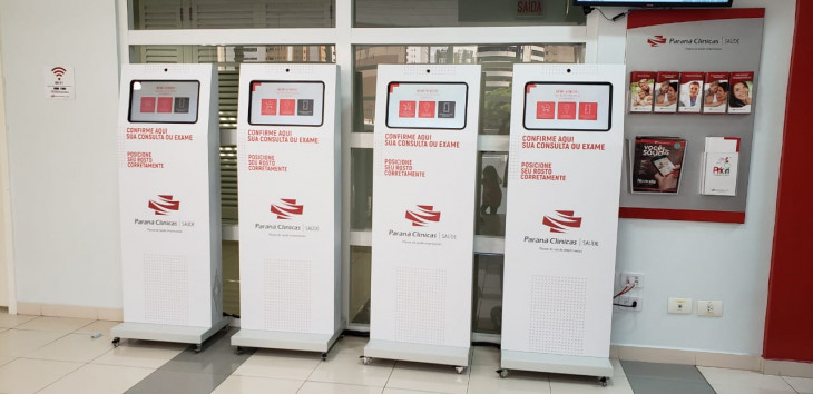 A biometria facial permite ao paciente realizar o check-in por meio dos totens de autoatendimento. Foto: Divulgação.