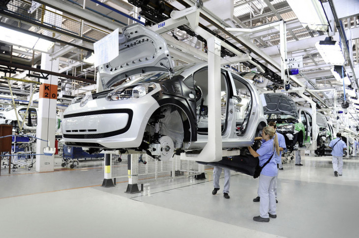 Funcionários na linha de montagem da Volkswagen em Taubaté. Foto: Volkswagen.