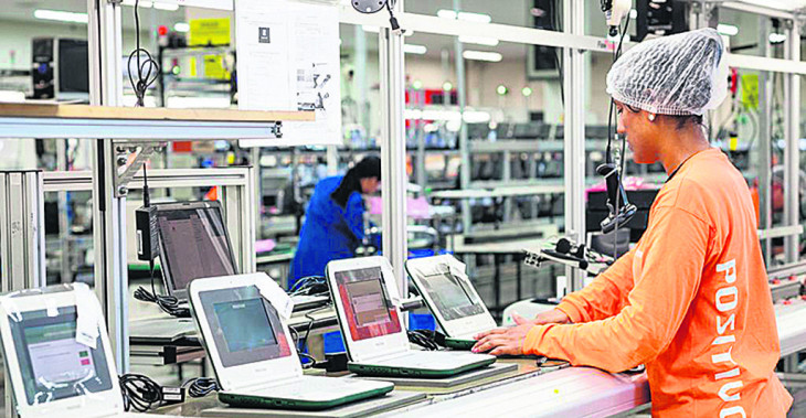 Linha de montagem da Positivo. Foto: Fernando Dias/Positivo Informática