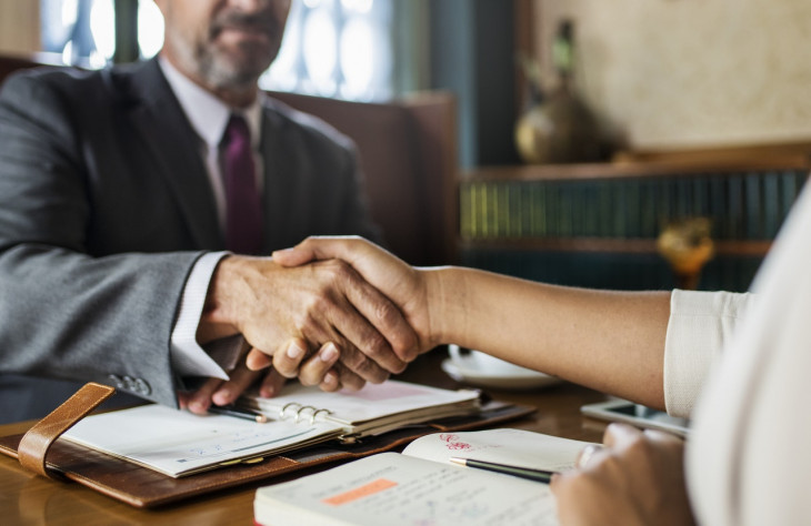 A boa e tradicional indicação ainda tem grande relevância entre as estratégias voltadas a aumentar as contratações de serviços advocatícios. Foto: Pexels.