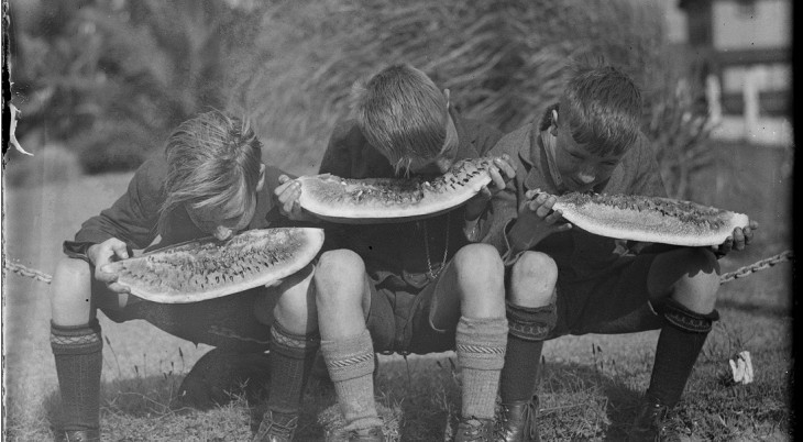 "Corre pessoal, a hora do almoço já vai acabar!". Foto: flickr.com/photos/statelibrarywa/